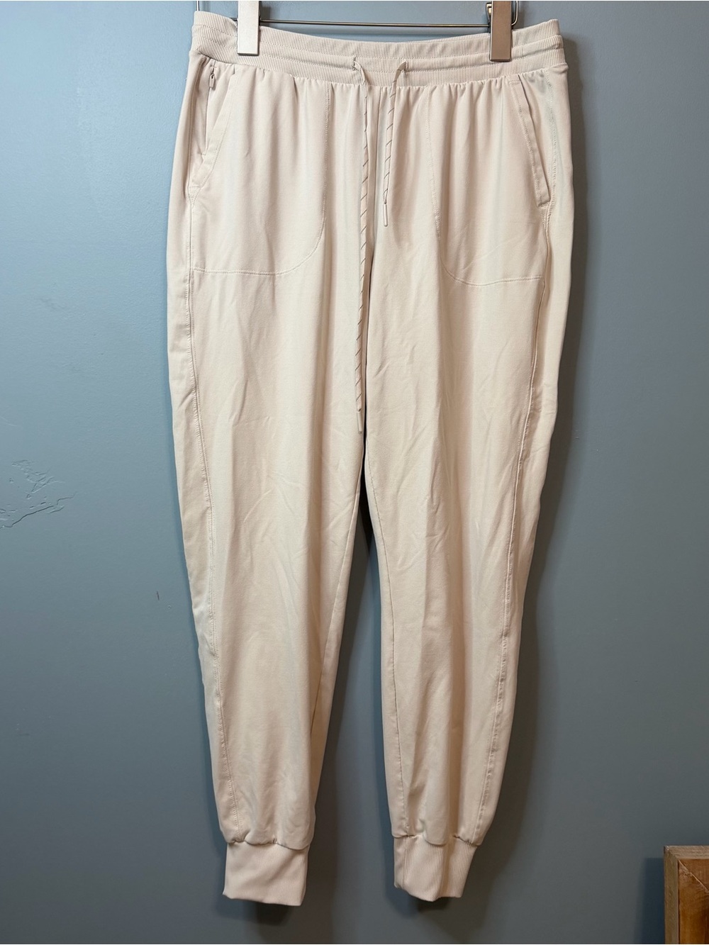 Zella Live In Pocket Jogger Pants in Cream Beige. Womenโs Medium